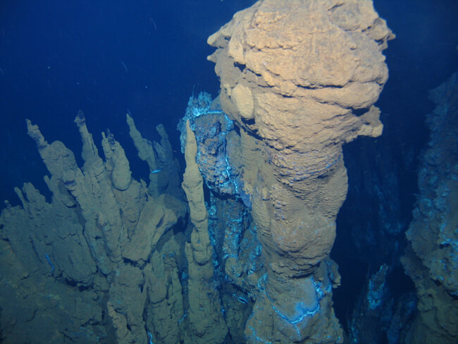 Giant dormant vent on the Moytirra field