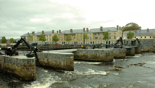 New salmon weir showing refurbished stonework and hydraulic debris lifting systems. Photo IFI
